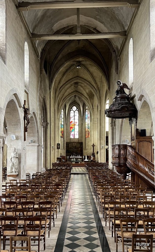 Intérieur de l'église Saint-Denis de Crépy-en-Valois avec ses vitraux et sa chaire