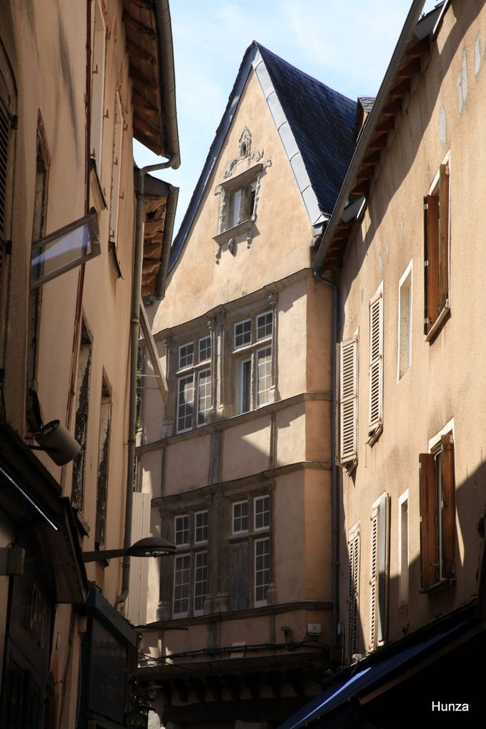 Fenêtre à meneaux dans la rue du Touat à Rodez