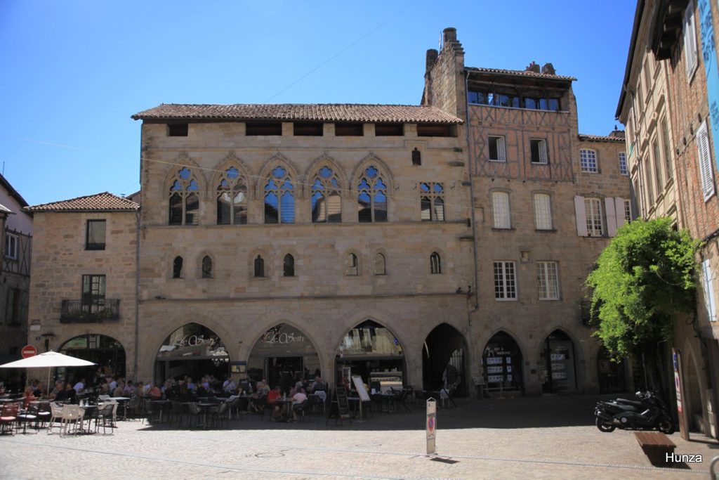 Maison à façade gothique sur la place Champollion à Figeac