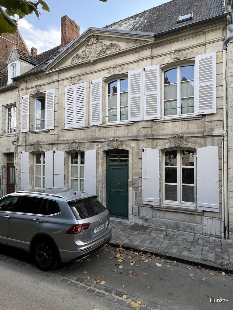 Maison des Quatre Saisons sur la place Gambetta à Crépy-en-Valois