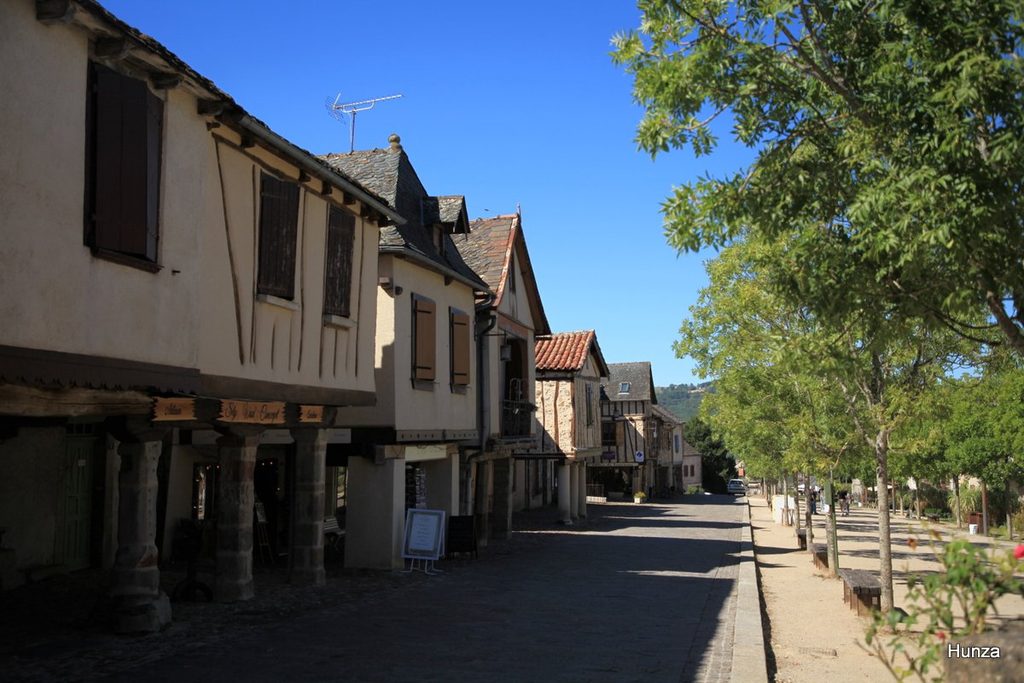 Maisons anciennes sur arcades bordant le côté sud de la place du Faubourg à Najac
