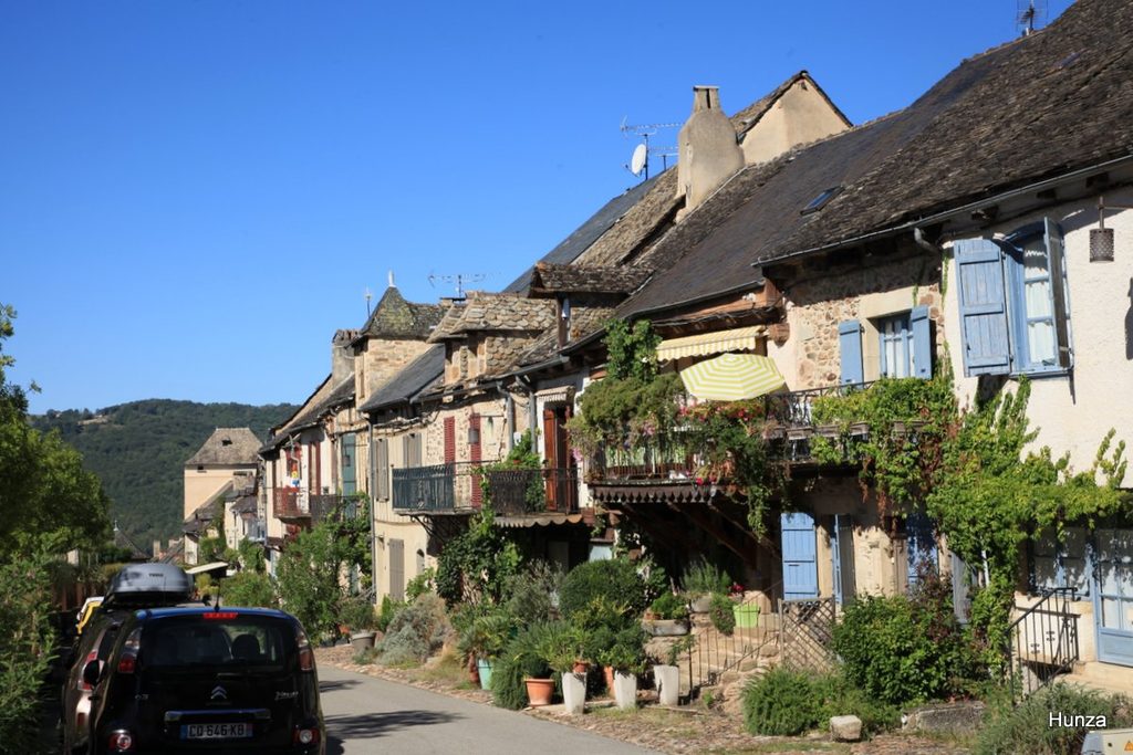 Maisons anciennes bordant le côté nord de la place du Faubourg à Najac