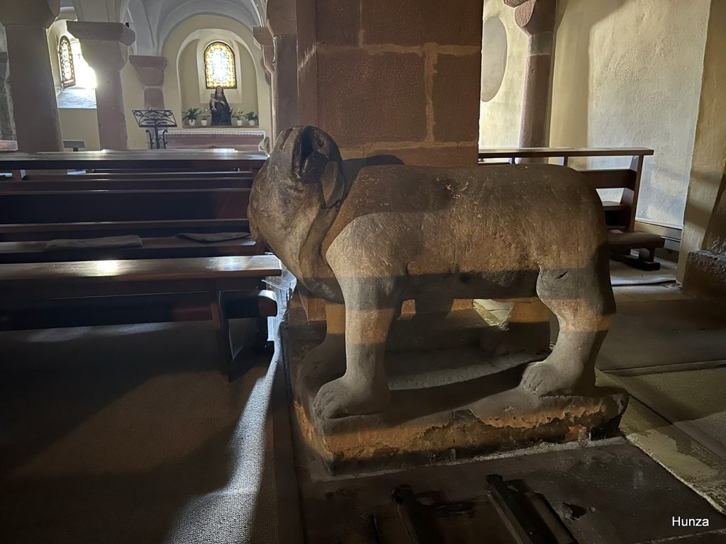 Ours sculpté dans la crypte de l'église Saint-Pierre-et-Paul d'Andlau