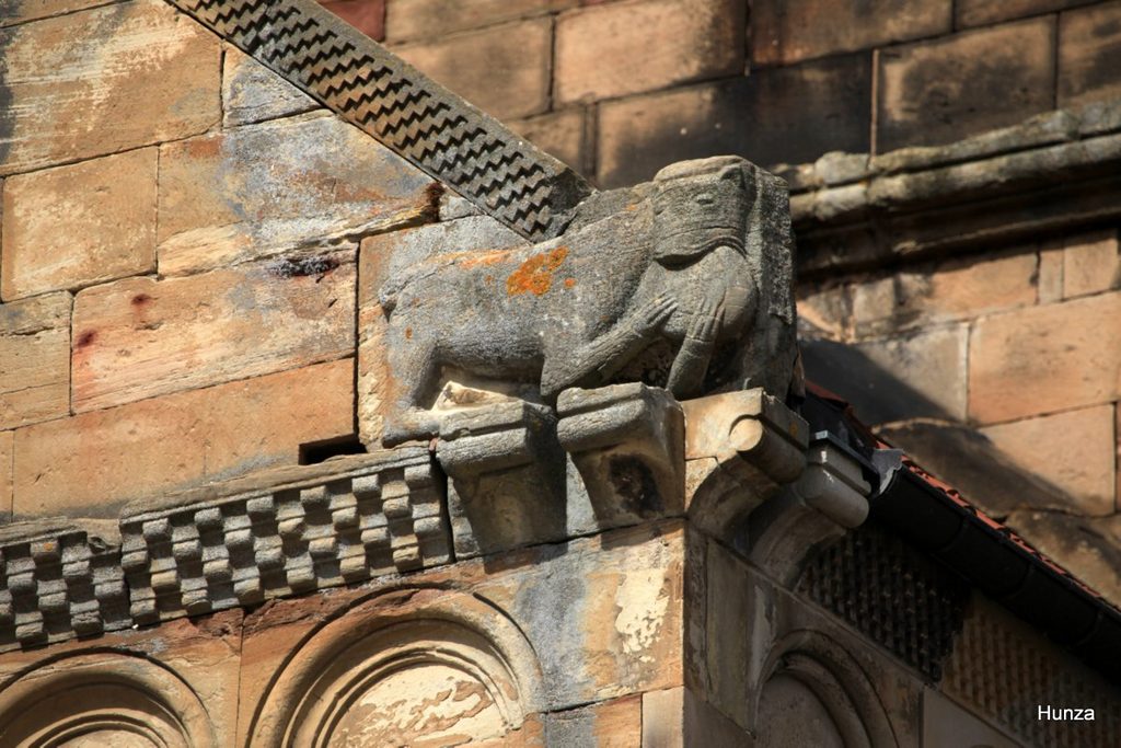 Ours à tête de lion sculpté en acrotère à l’angle est du pignon de l’église de Rosheim
