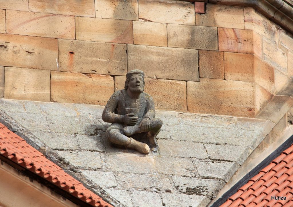 Personnage sculpté sur le glacis de la tour côté sud de l’église de Rosheim