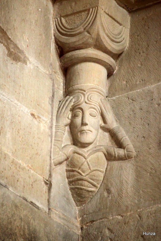 Personnage sculpté les mains aux oreilles dans l’église de Rosheim