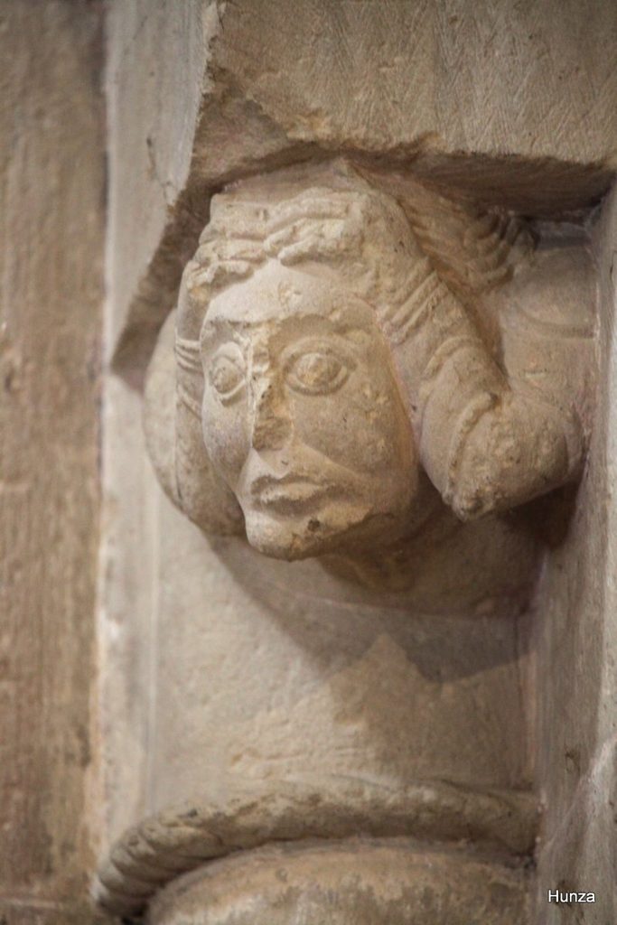 Un personnage sculpté soutenant la retombée de la voûte de l’église de Rosheim