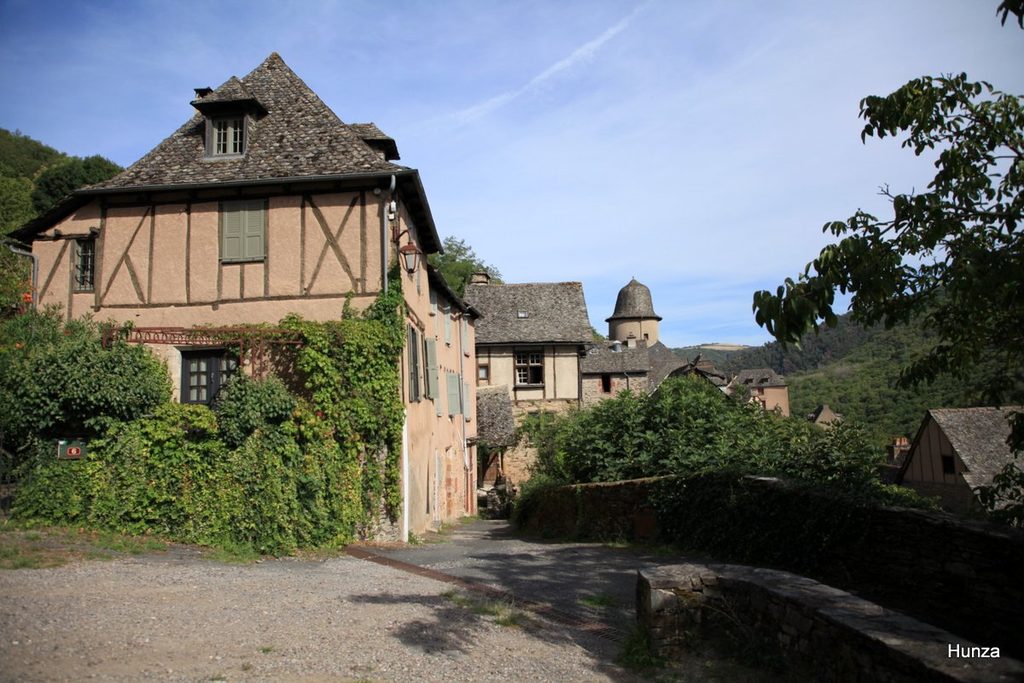 Place du Palais à Conques avec ses maisons anciennes