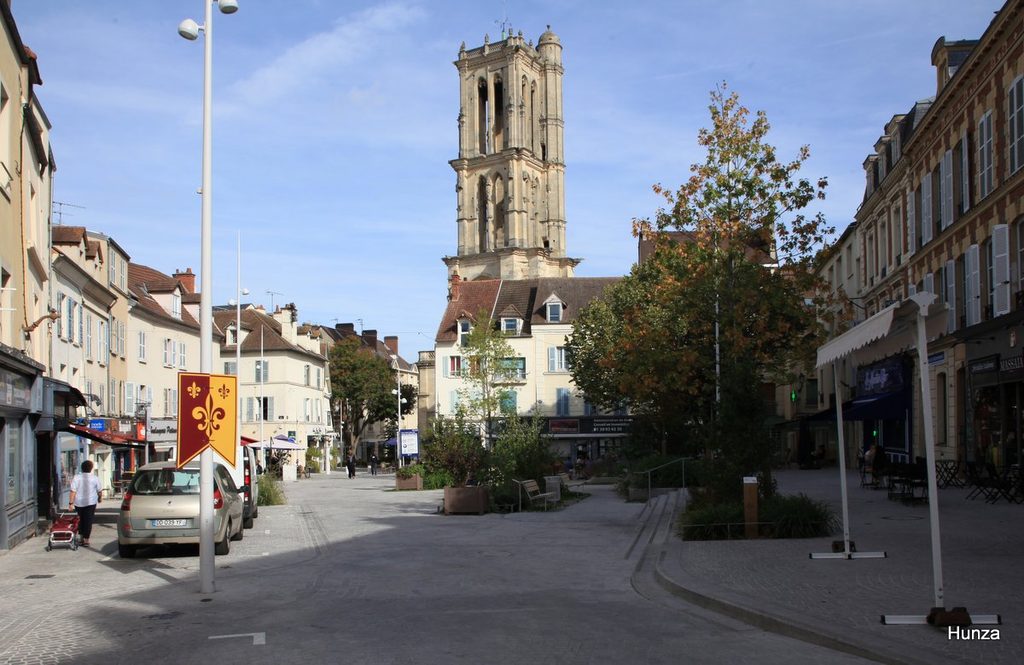 Place du Marché au Blé et tour Saint-Maclou à Mantes-la-Jolie
