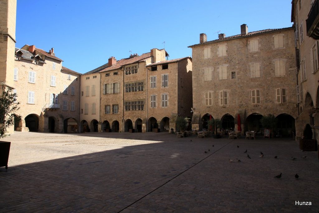 Place Notre-Dame et maisons anciennes à Villefranche-de-Rouergue
