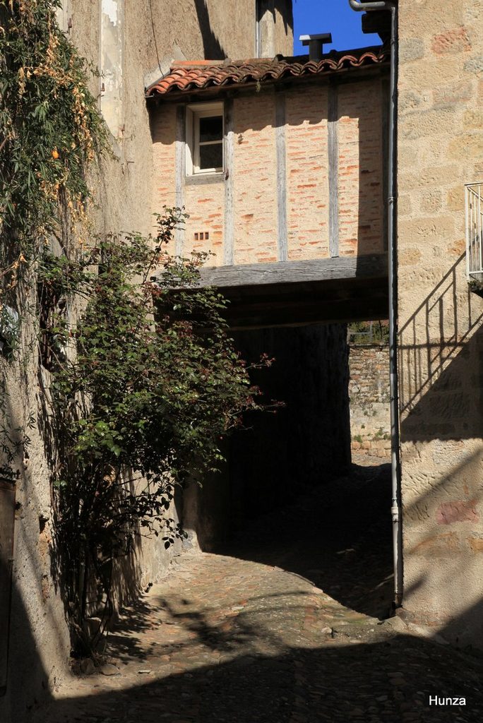 Vue rapprochée du pontet de l’hôtel de Laporte dans la rue Malleville à Figeac