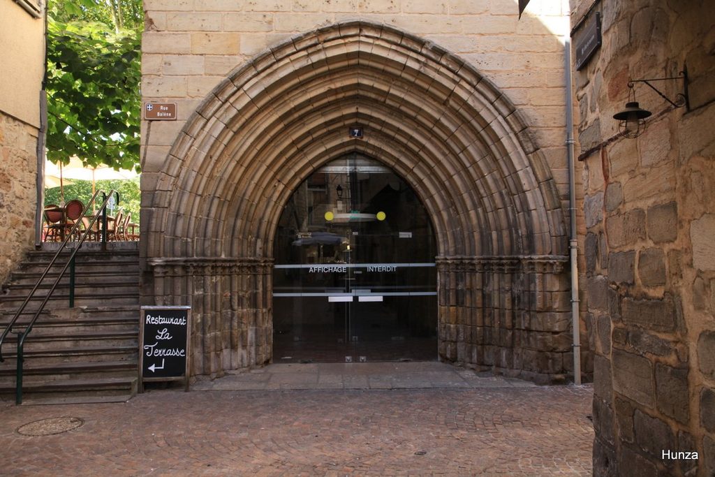 Portail principal du palais Balène à Figeac