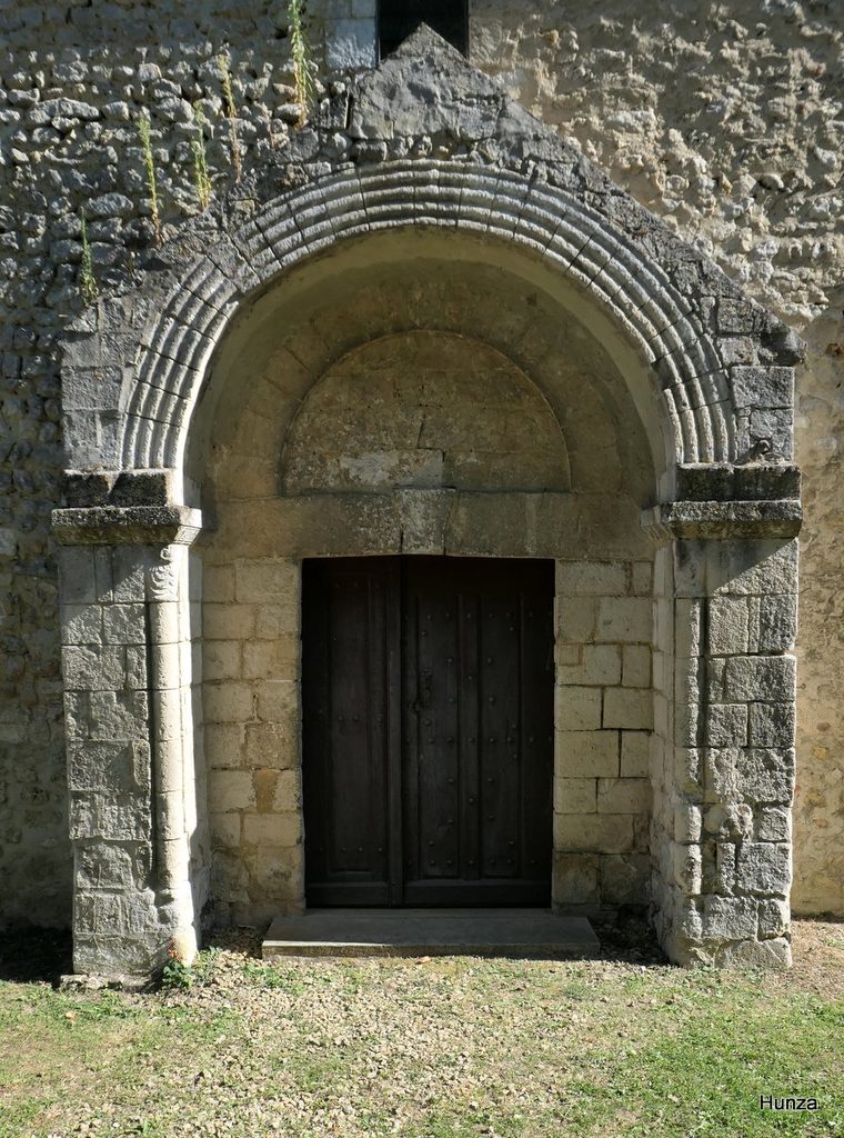 Portail roman à gâble de l'église Saint-Gervais-et-Saint-Protais de Rhuis