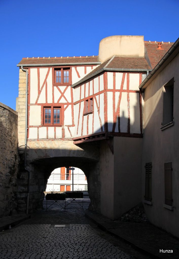 Porte au Prêtre et maison à pans de bois à Mantes-la-Jolie