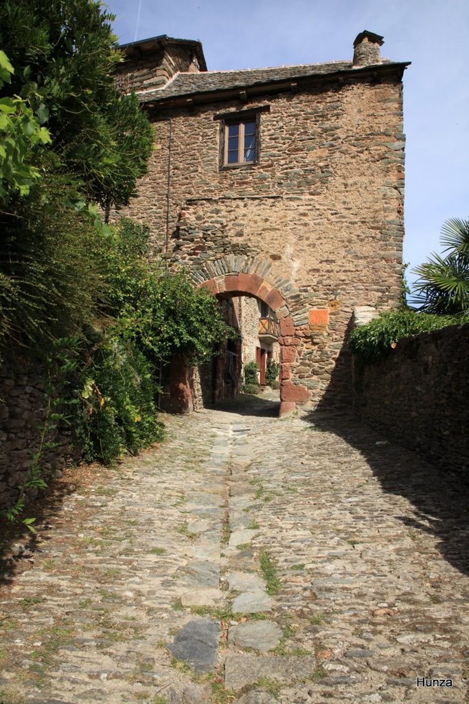 Porte du Barry dans le village de Conques