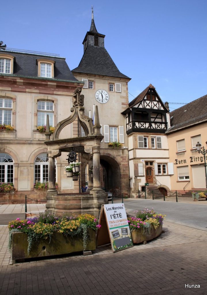Place de la République à Rosheim avec le puits à six seaux et la Tour de l'Horloge