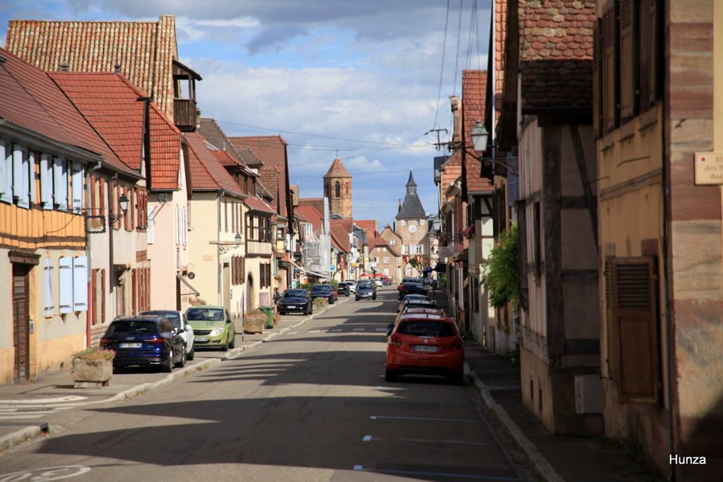 Rue du Général de Gaulle à Rosheim avec vue sur la porte de l'Horloge et le clocher de l'église Saints-Pierre-et-Paul