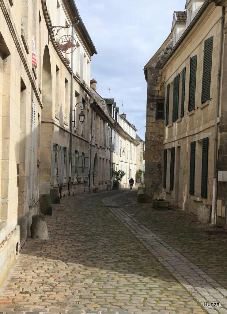 Rue Alphonse-Cardin dans le centre historique de Crépy-en-Valois