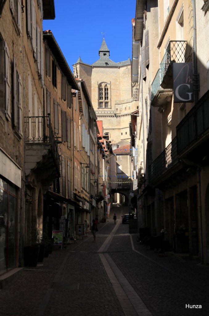 Rue de la République avec, en arrière-plan, le clocher de la collégiale de Villefranche-de-Rouergue