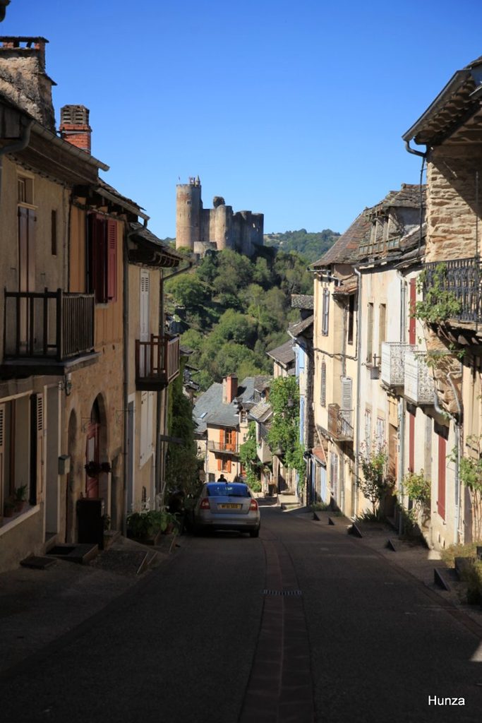 Point de vue depuis le haut de la rue du Barriou en direction du château de Najac