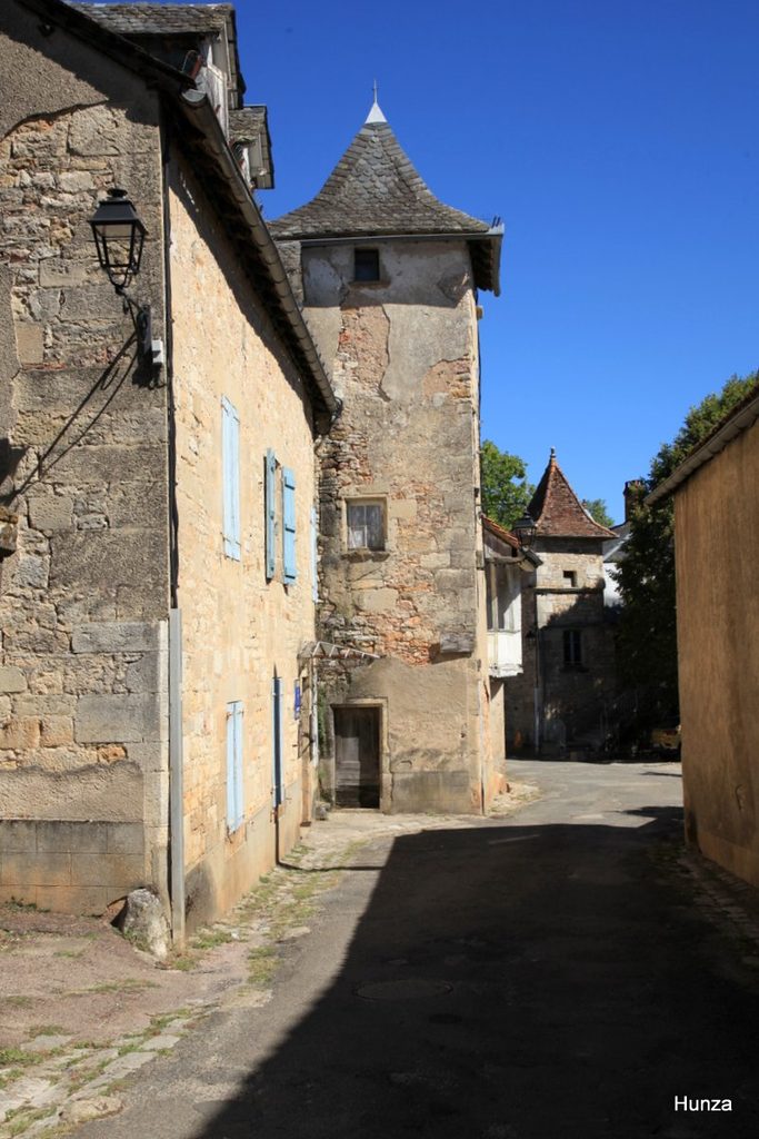 Rue du Château à Assier dans le Lot