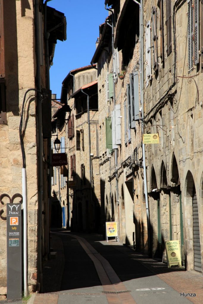 Rue Émile-Zola dans le centre historique de Figeac