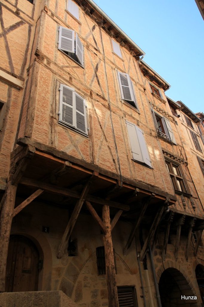 Rue Séguier à Figeac bordée de maisons à colombages
