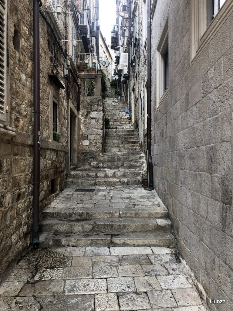 Ruelle escarpée de la vieille ville de Dubrovnik