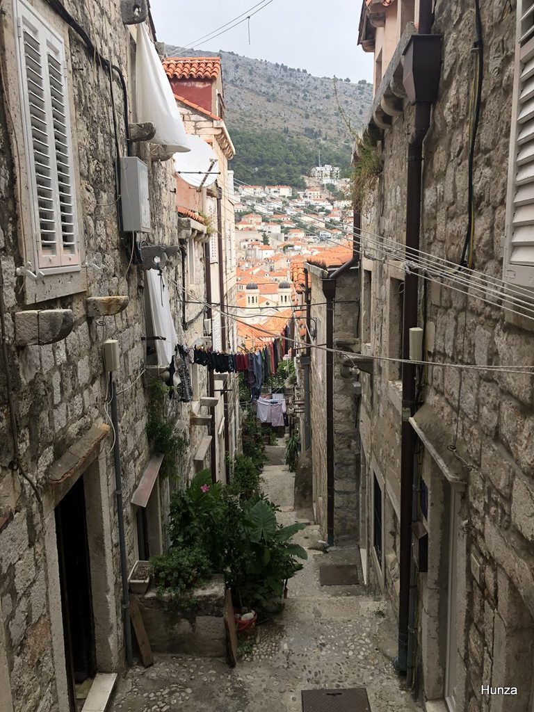 Ruelle de la vieille ville de Dubrovnik avec vue sur les toits