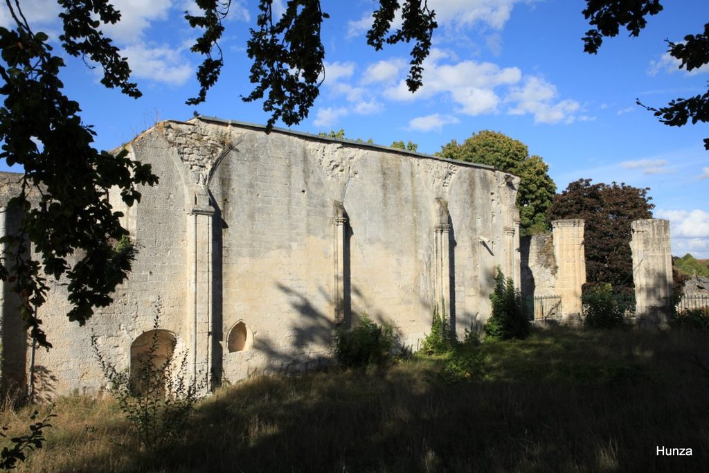 Ruines du bas-côté nord de la nef de l'abbatiale de l'ancienne abbaye Saint-Arnoul à Crépy-en-Valois