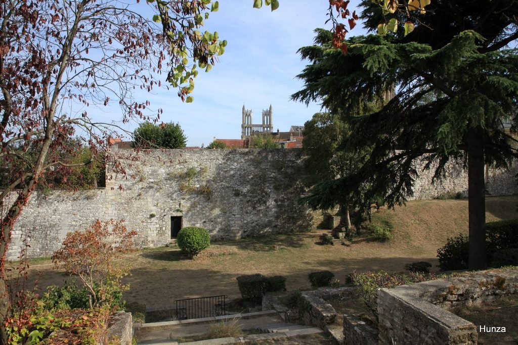 Remparts et vue sur la collégiale Notre-Dame depuis le square Gabrielle-d’Estrées à Mantes-la-Jolie