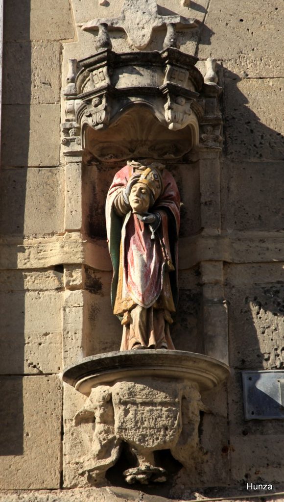 Statue de saint Denis à l'angle de la rue Lamartine et de l'impasse Belle-Image à Crépy-en-Valois