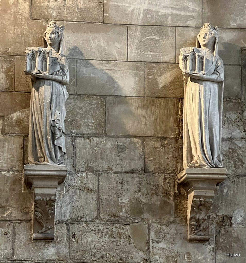Statuettes de Jeanne de Navarre et Jeanne de France chapelle royale de Navarre de la collégiale de Mantes la Jolie