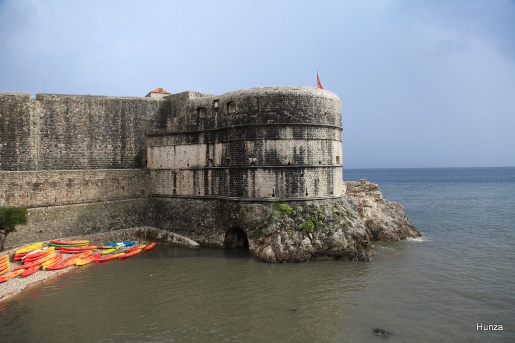 Tour Bokar sur les remparts de Dubrovnik au bord de la mer
