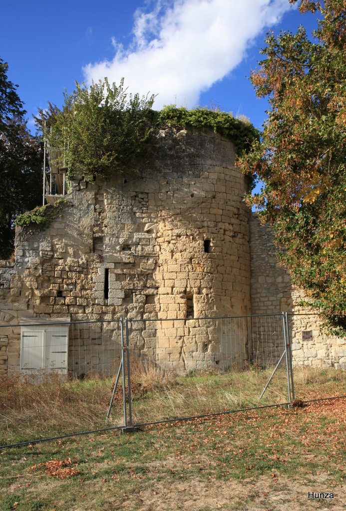 Une des deux tours dite du Valois de l'ancien château de Crépy-en-Valois