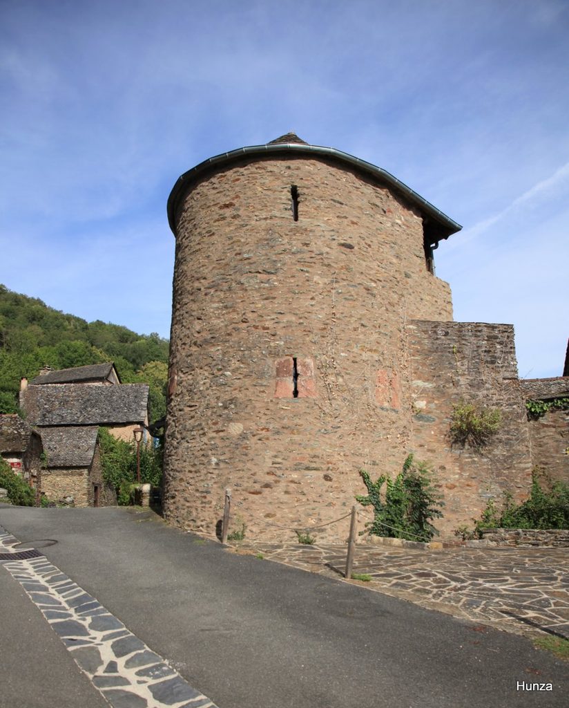 Tour d’enceinte du village de Conques