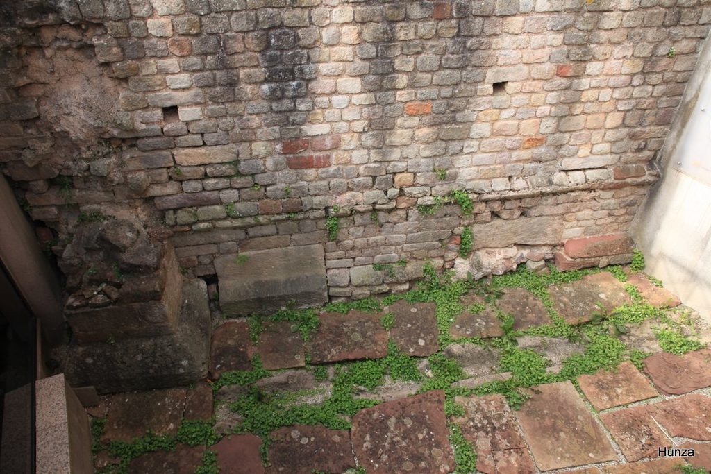 Vestiges du Forum gallo-romain sur la place Eugène Raynaldy à Rodez
