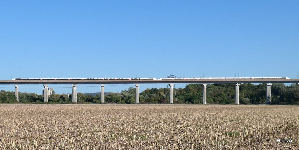 Viaduc de Verberie de la LGV Nord avec un train
