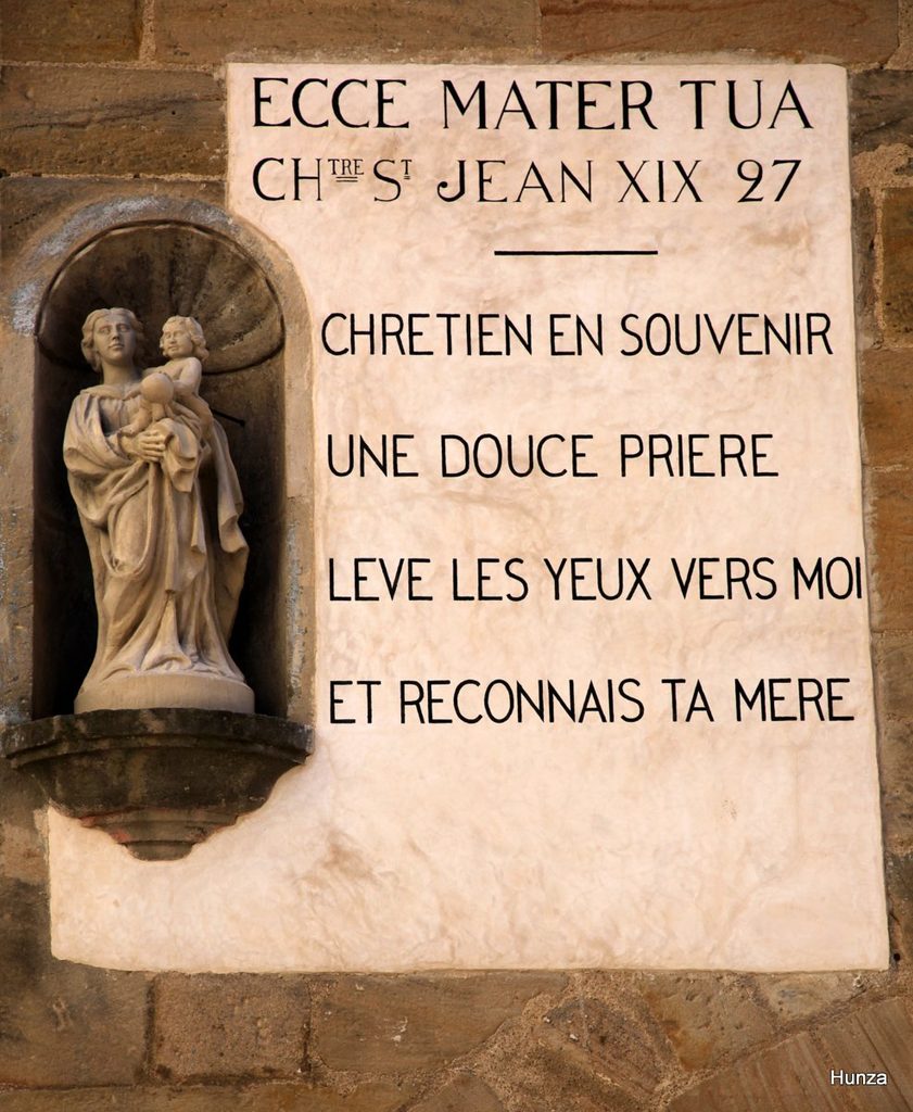 Statue de la Vierge du 18e siècle à l’angle des rues Séguier et d’Anjou à Figeac