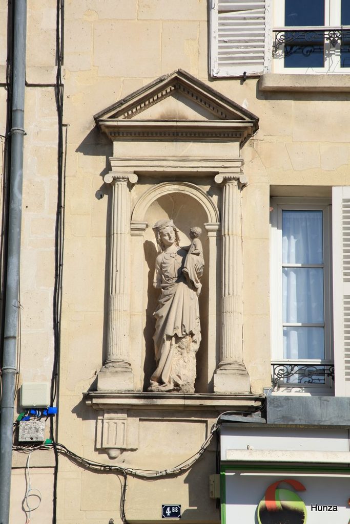 Statue de la Vierge dans une niche place Michel-Dupuy à Crépy-en-Valois
