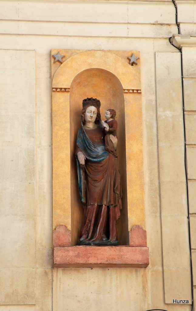 Vierge à l’Enfant dans une niche à l’angle de la rue du Lion et de la rue Saint-Denis à Crépy-en-Valois