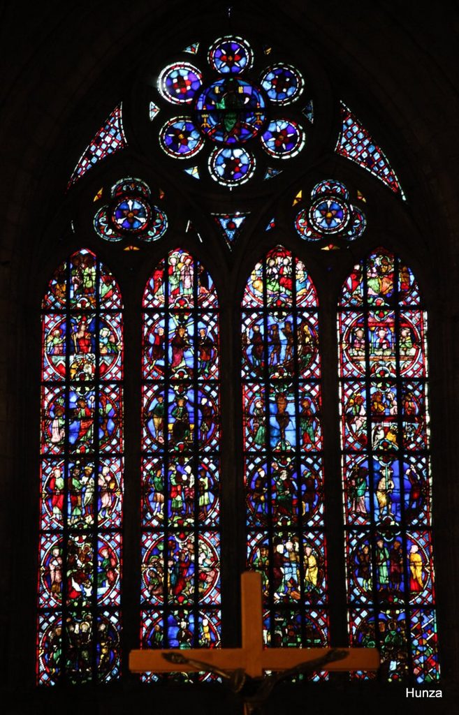 Vitrail de la Passion et de la Résurrection à l’église Sainte-Anne de Gassicourt à Mantes-la-Jolie