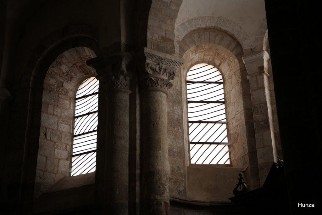 Vitraux de Pierre Soulages dans l’abbatiale Sainte-Foy de Conques