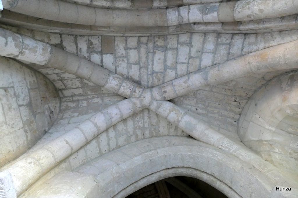 Voûte du déambulatoire de l'église de Morienval