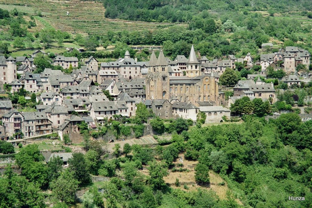 Vue générale de Conques depuis les hauteurs du versant opposé
