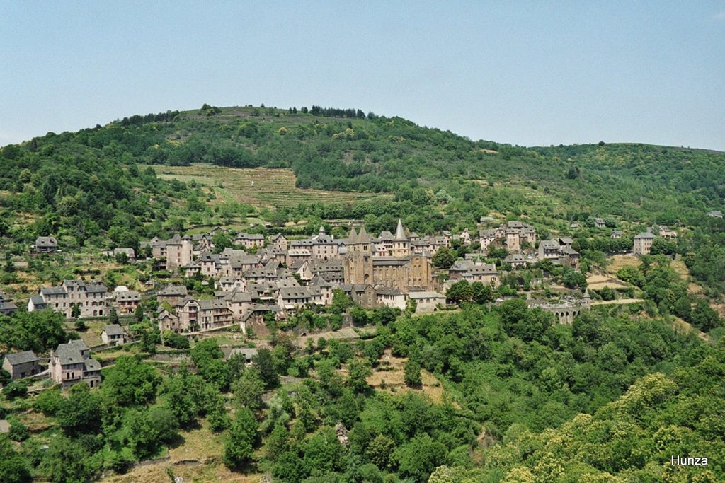Vue panoramique sur Conques et l’abbatiale Sainte-Foy
