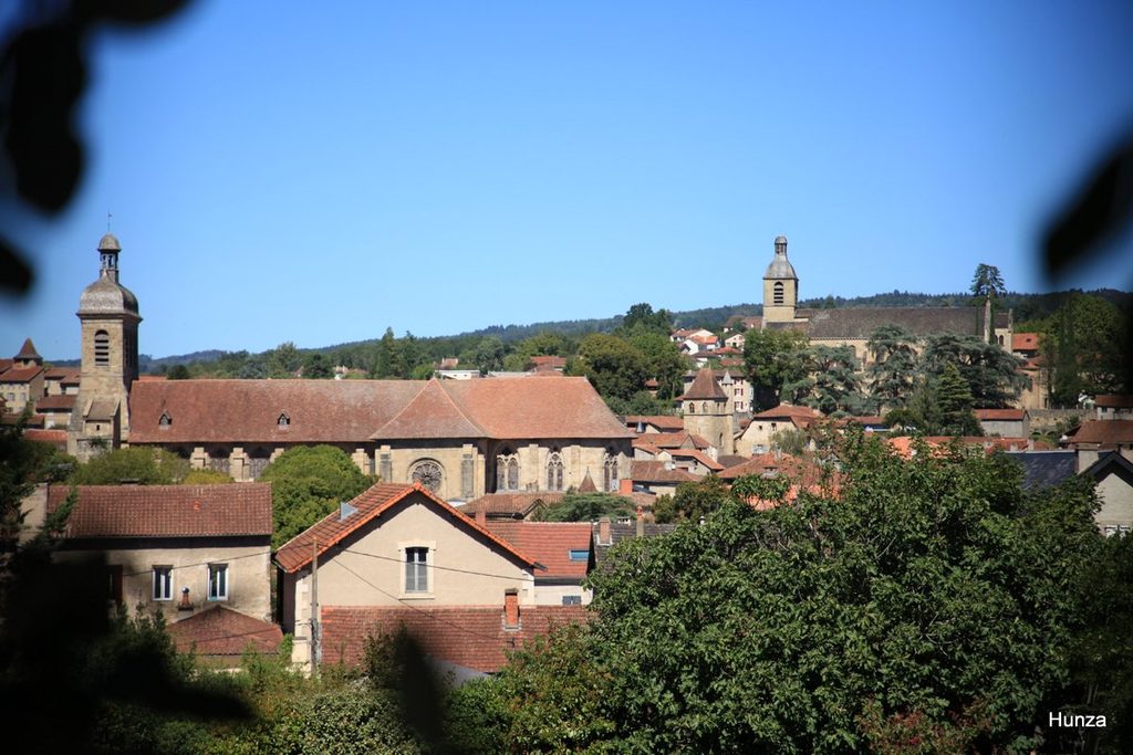 Vue panoramique en direction de l'abbatiale Saint-Sauveur et de Notre-Dame-du-Puy depuis l'avenue des Poilus à Figeac