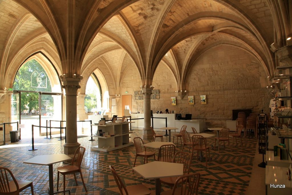 Intérieur de l’abbaye de Maubuisson avec ses voûtes gothiques et son sol carrelé