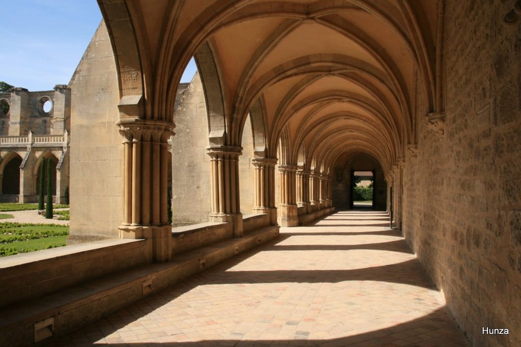 Galerie du cloître de l’abbaye de Royaumont avec ses arcades et ses voûtes