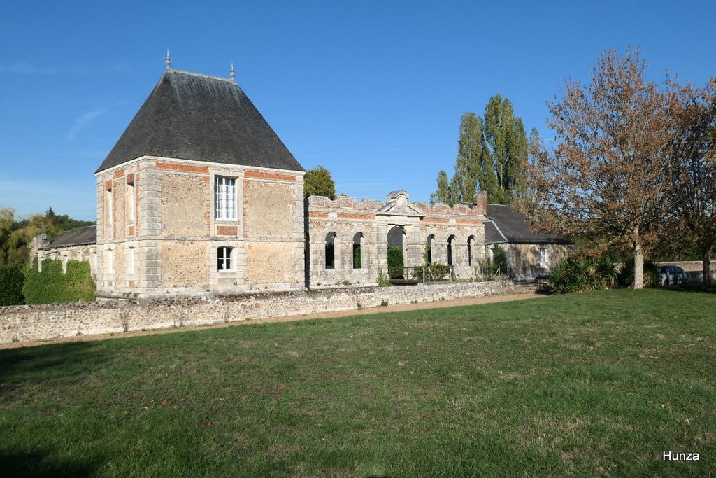 Vestiges de l’ancien château de Mémillon